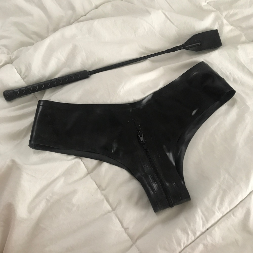 Zip crotch latex panties